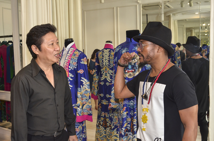 Thanh Bùi và ca sĩ nhóm Black Eyed Peas ăn quà vặt chợ Bến Thành